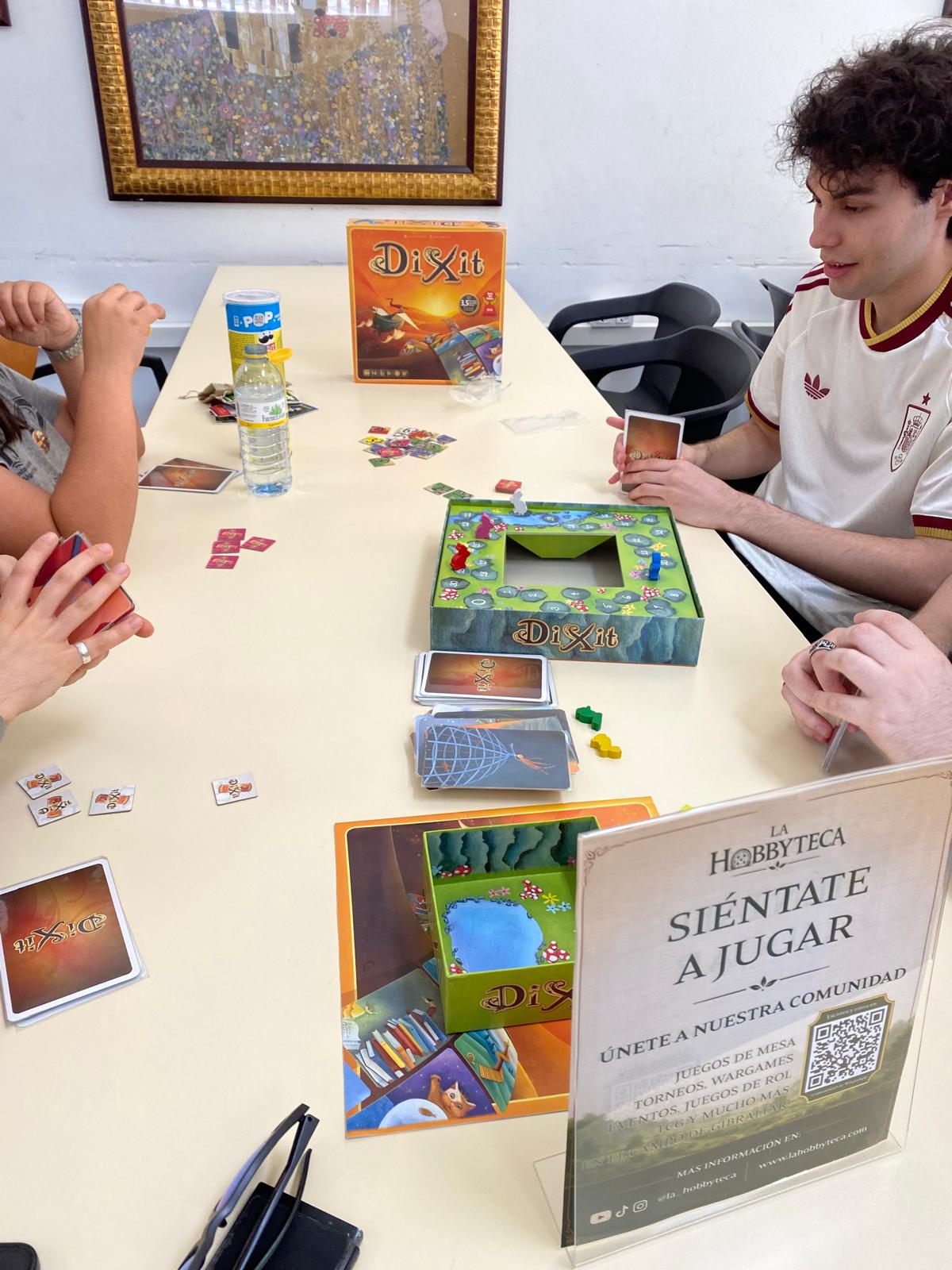 Partida de juegos de mesa con varios jugadores